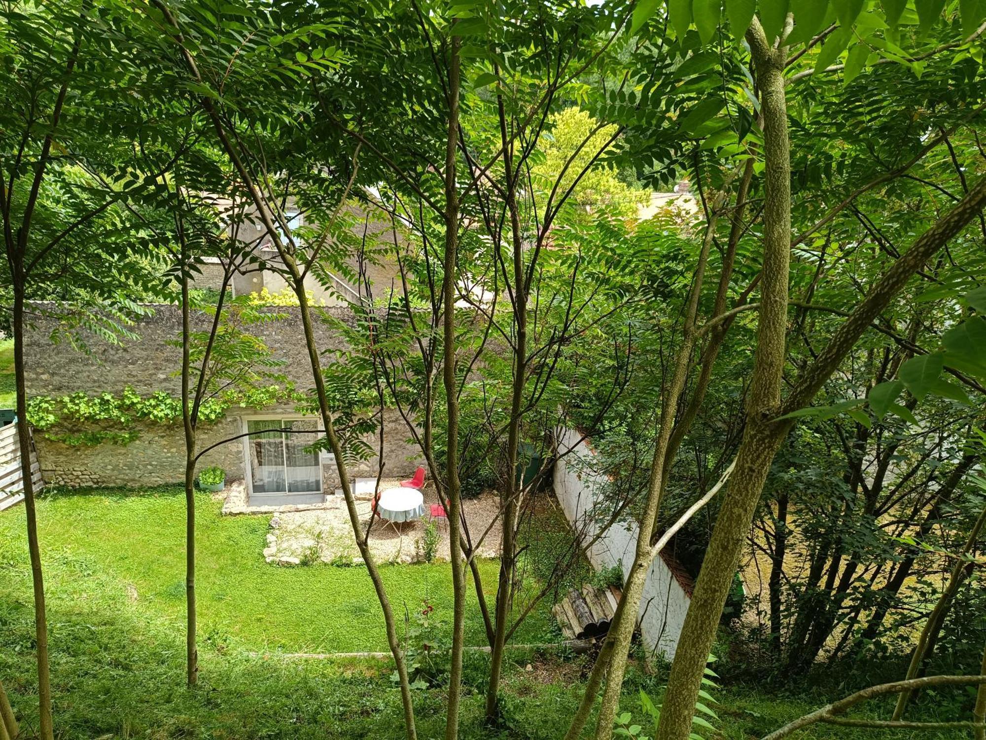 Logement Entier Dans Village Calme 吉维瓦尔 外观 照片